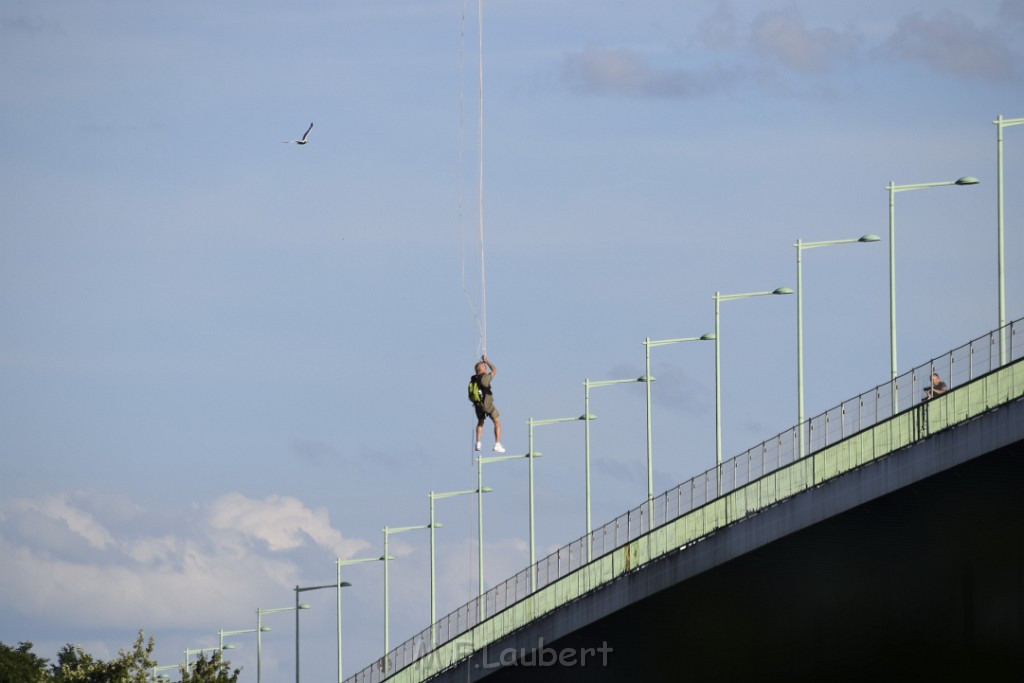 Koelner Seilbahn Gondel blieb haengen Koeln Linksrheinisch P520.JPG - Miklos Laubert